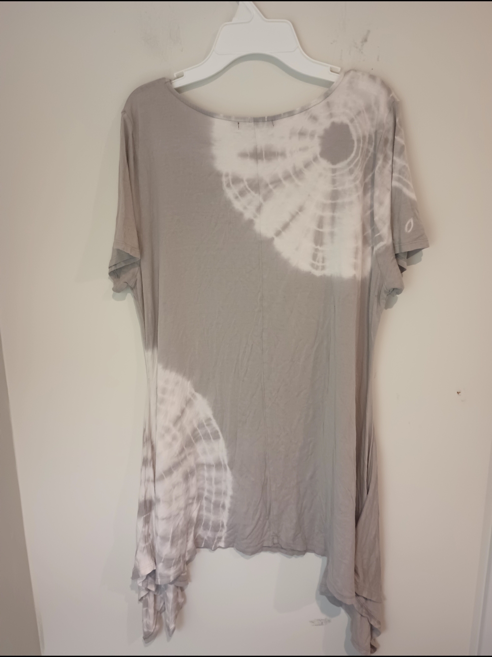 Belldini Gray and White Tie-Dye Short Sleeve Tunic with Stud Accents - Picture 4 of 6
